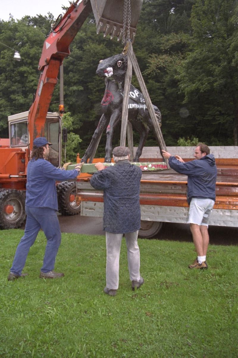 Holbein-Pferd Abtransport zur Restaurierung 1997: das Pferd hängt am Kran