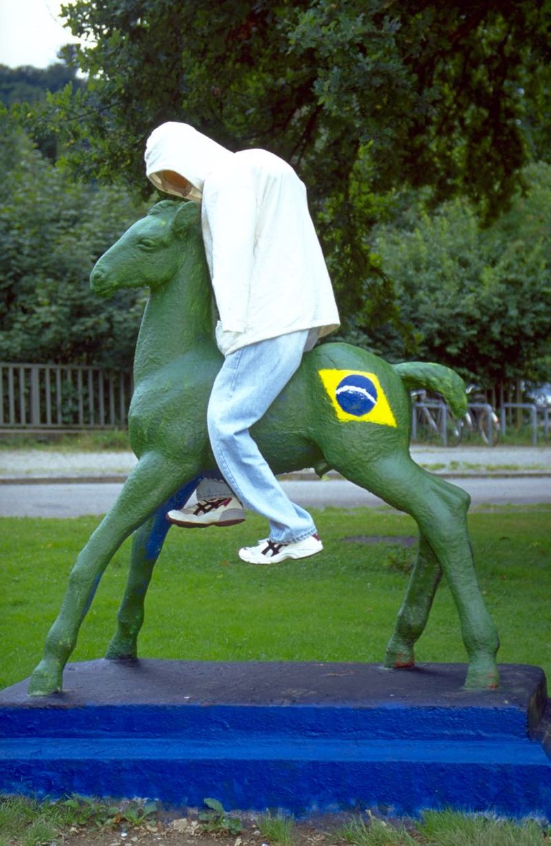 Holbein-Pferd grün mit brasilianischer Flagge, eine Person in Weiß sitzt darauf