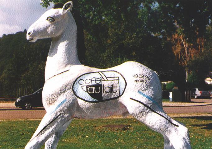 Holbein-Pferd weiß mit Café-au-lait-Logo, Nahaufnahme