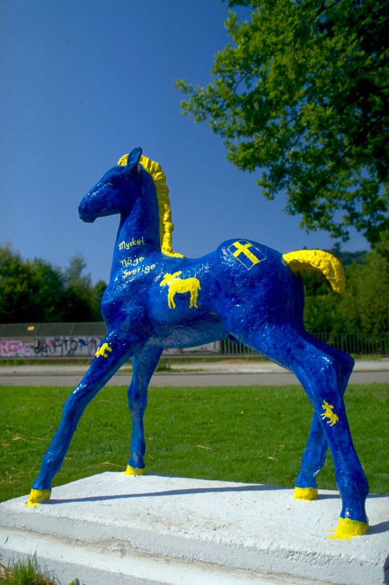 Holbein-Pferd blau mit gelben Kreuzen in den schwedischen Farben