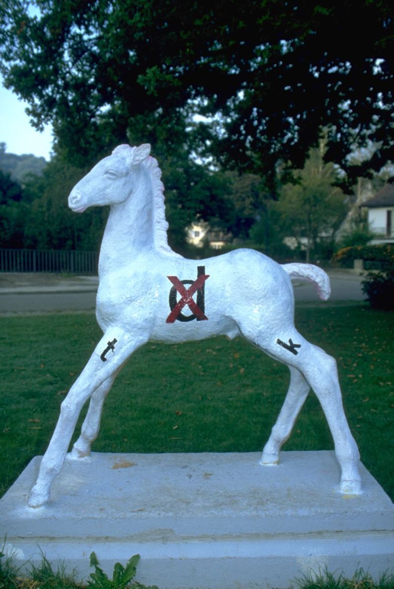 Holbein-Pferd weiß mit rotem documenta-Zeichen