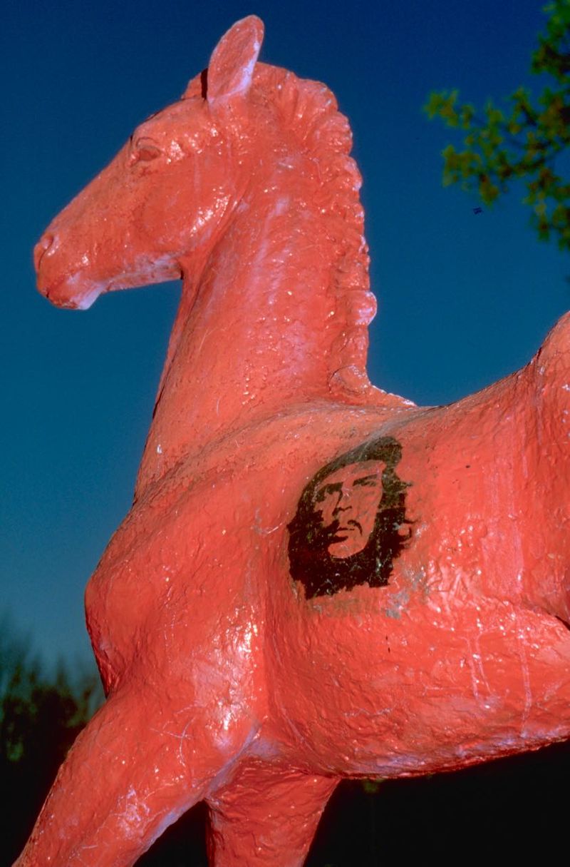 Holbein-Pferd rot mit Porträt von Che Guevara