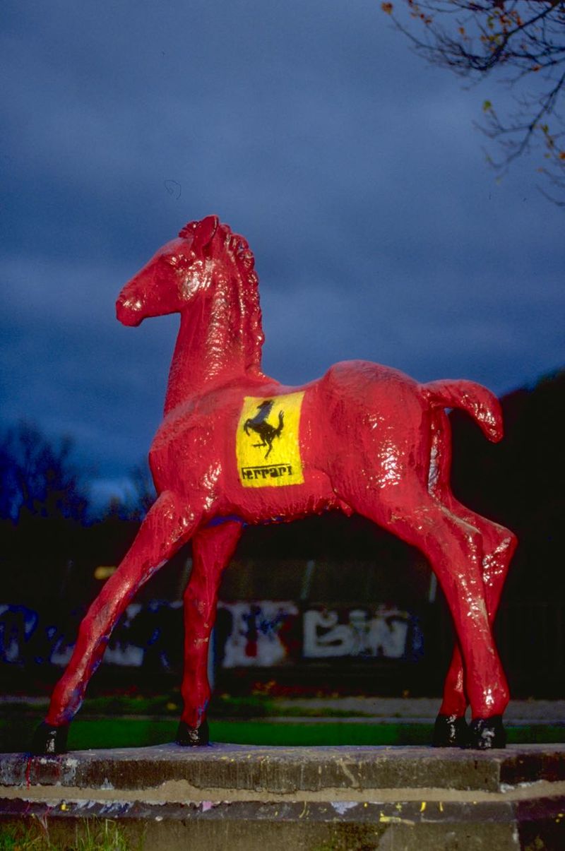 Holbein-Pferd rot mit gelbem Ferrari-Wappen, Nachtaufnahme