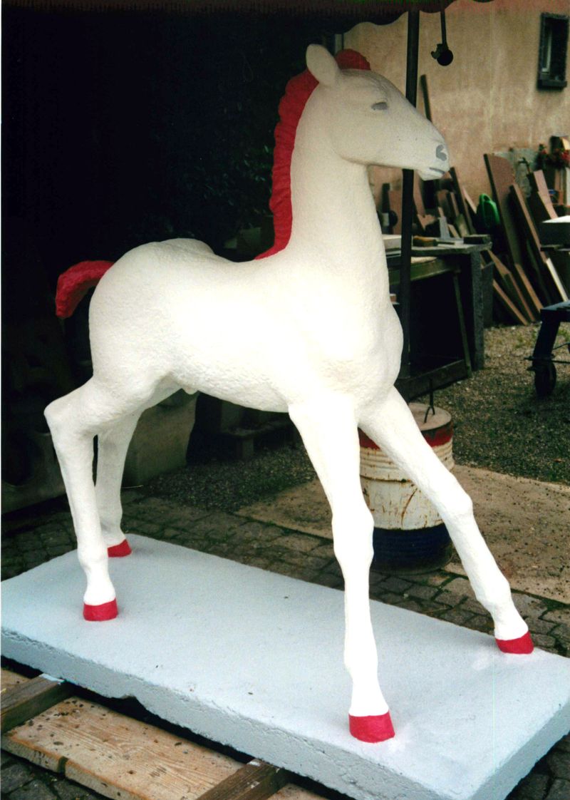 Holbein-Pferd frisch restauriert 1997: weiß mit roter Mähne und roten Hufen