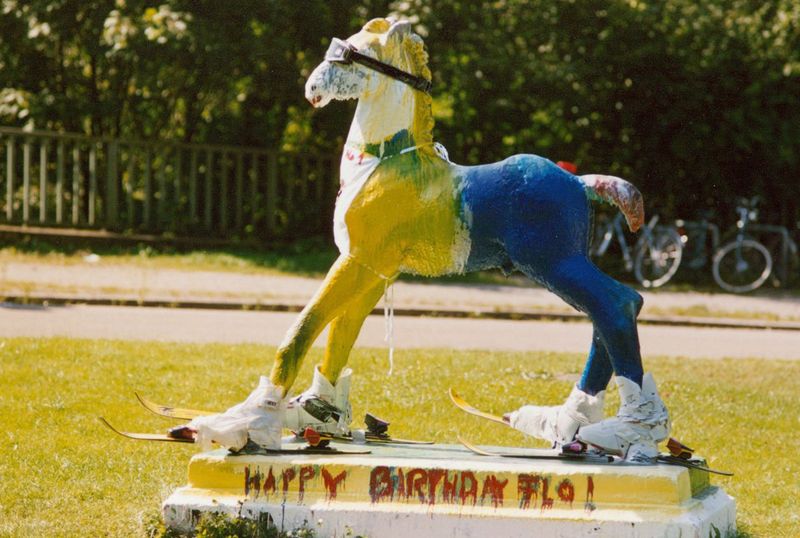 Holbein-Pferd gelb und blau mit Turnschuhen an den Hufen, Sockel „Happy Birthday Flo!“