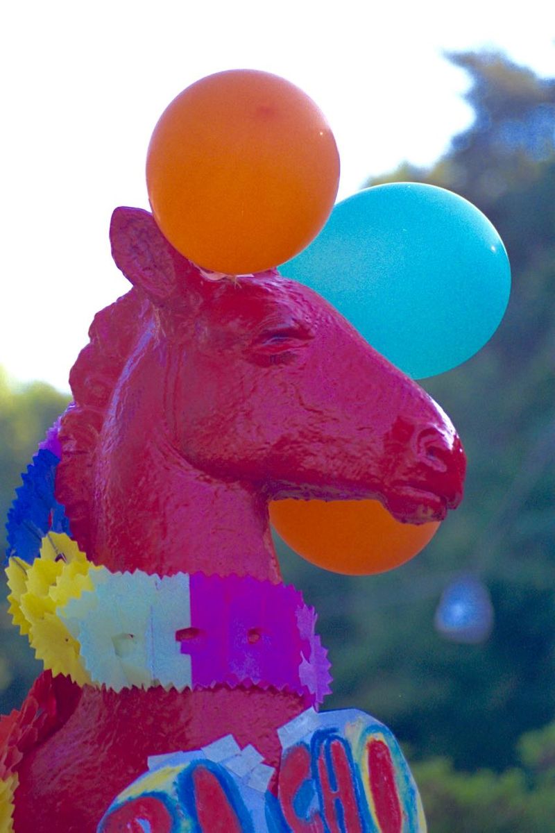 Holbein-Pferd pink und bunt mit Luftballons zum Geburtstag