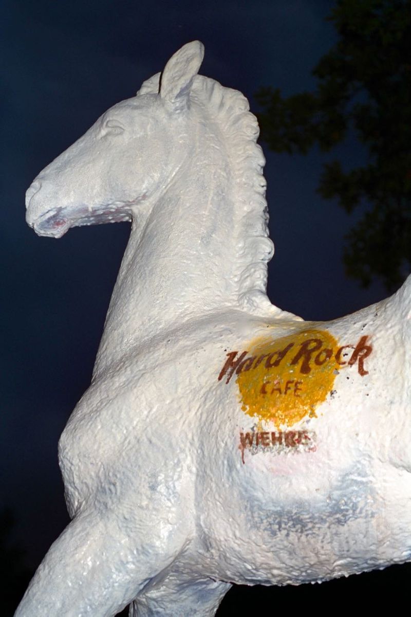 Holbein-Pferd weiß mit Hard-Rock-Café-Logo, Nahaufnahme bei Nacht