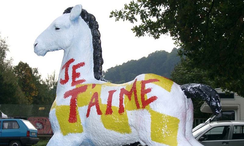 Holbein-Pferd weiß mit gelben Feldern und roter Schrift „Je t’aime“