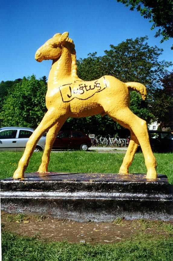 Holbein-Pferd gelb mit Schriftzug „Justus“