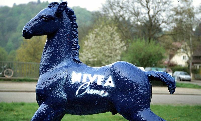 Holbein-Pferd dunkelblau mit weißem Nivea-Creme-Logo