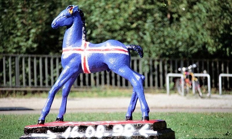 Holbein-Pferd blau mit roten und weißen Streifen in den Farben Norwegens