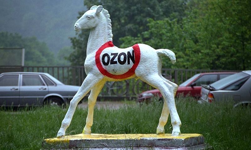 Holbein-Pferd weiß mit rotem Verbotsschild „Ozon“