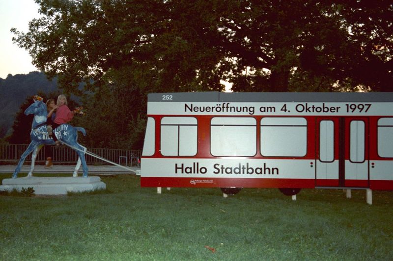 Holbein-Pferd zieht eine Straßenbahn-Attrappe „Hallo Stadtbahn“ zur Neueröffnung im Oktober 1997