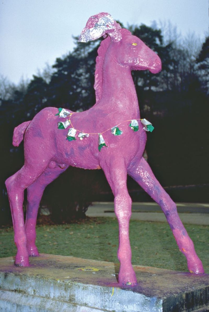 Holbein-Pferd pink mit silbernem Glitzerschmuck an Hals und Kopf