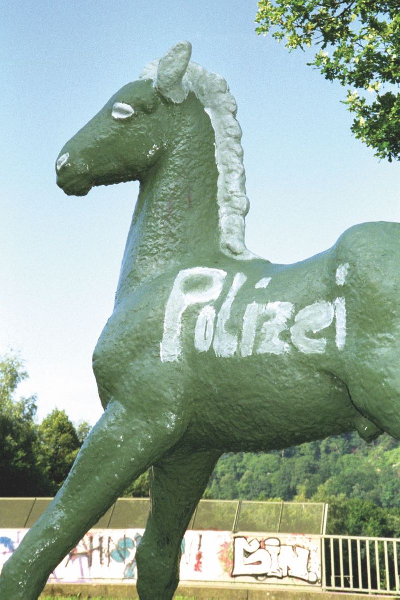 Holbein-Pferd grün mit weißem Schriftzug „Polizei“