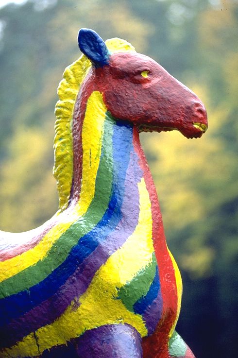 Holbein-Pferd in Regenbogenfarben gestreift, Nahaufnahme des Kopfes