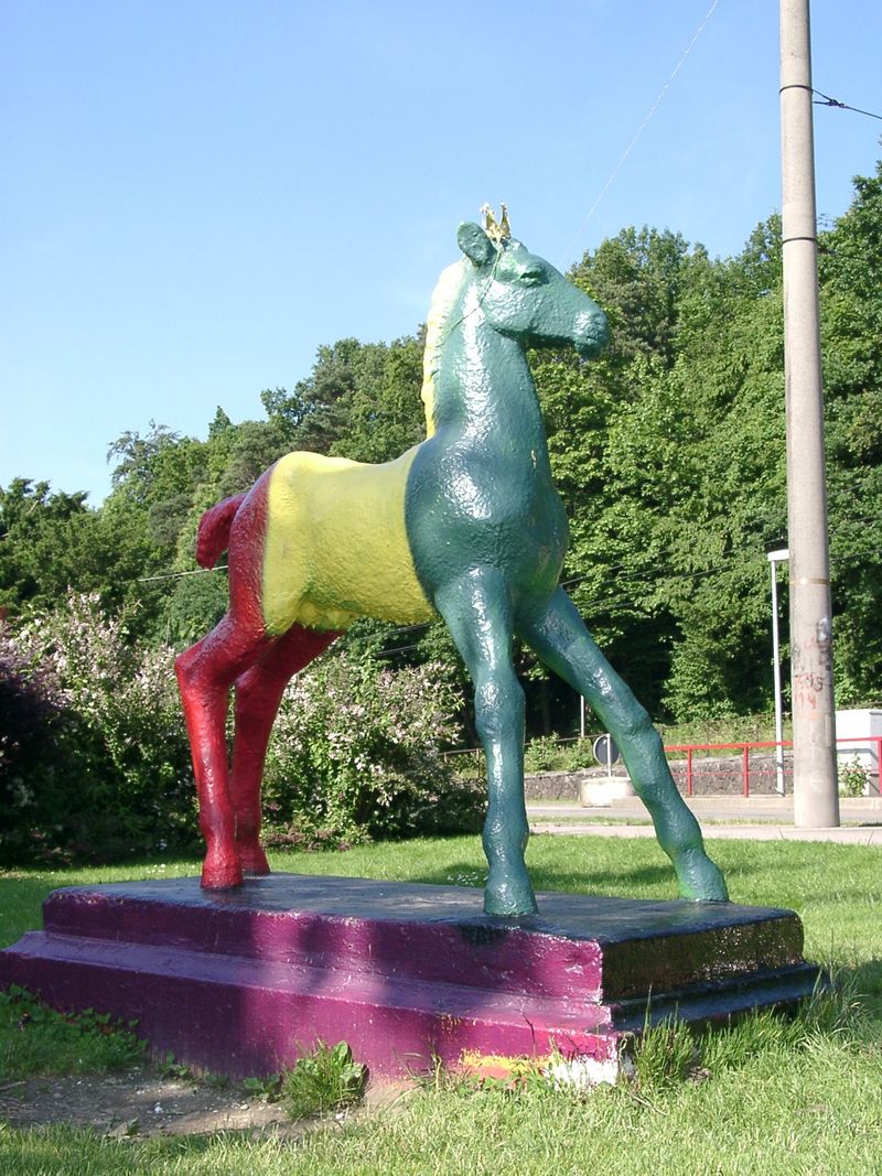 Holbein-Pferd rot, gelb und grün dreigeteilt auf lila Sockel