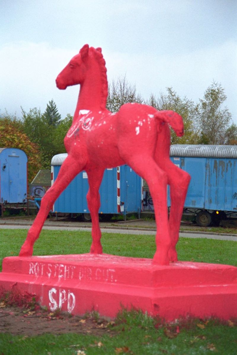 Holbein-Pferd leuchtend rot auf rotem Sockel