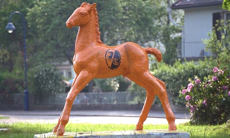 Holbein-Pferd orange mit Wappen des SC Freiburg