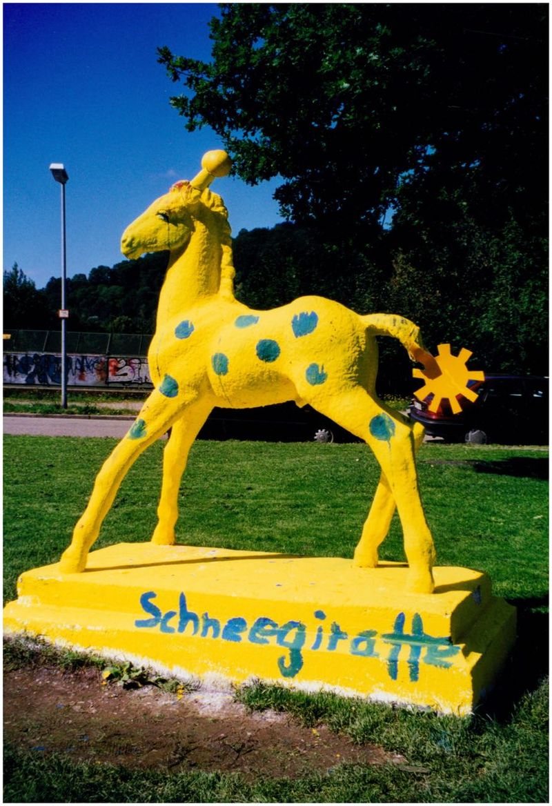 Holbein-Pferd gelb mit blauen Punkten als Giraffe, Sockel „Schneegiraffe“