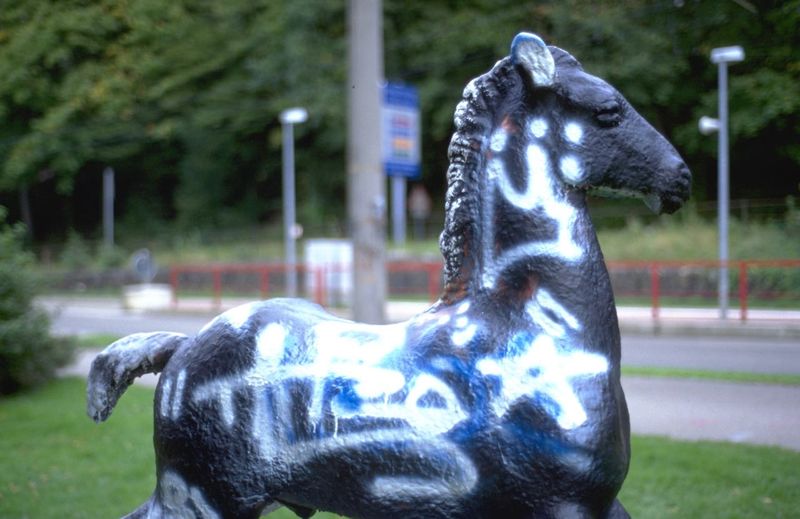Holbein-Pferd schwarz mit weißen Graffiti-Tags