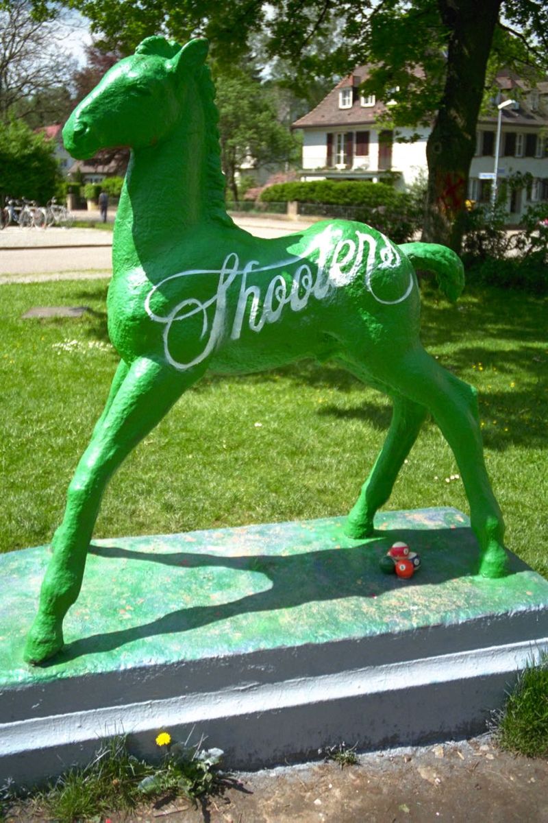 Holbein-Pferd grün mit Schriftzug „Shooters“