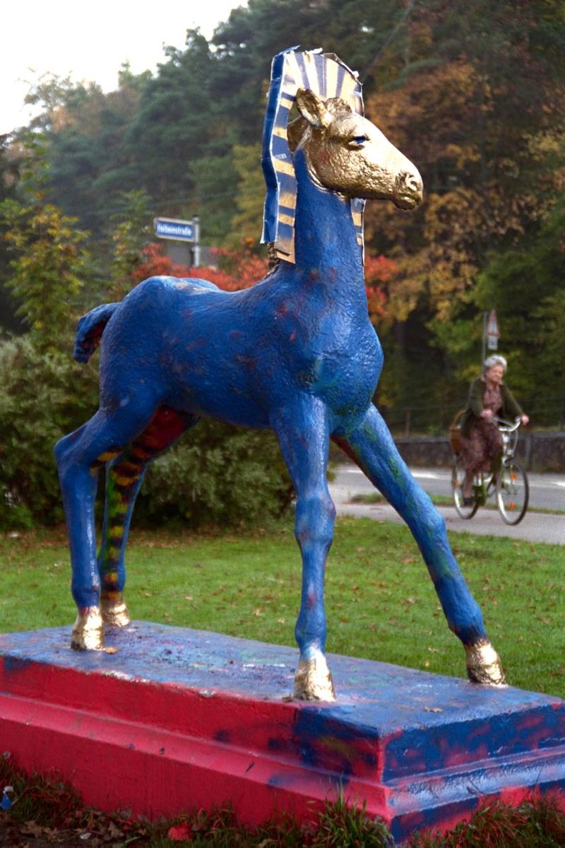 Holbein-Pferd blau mit goldenem Kopf als Sphinx