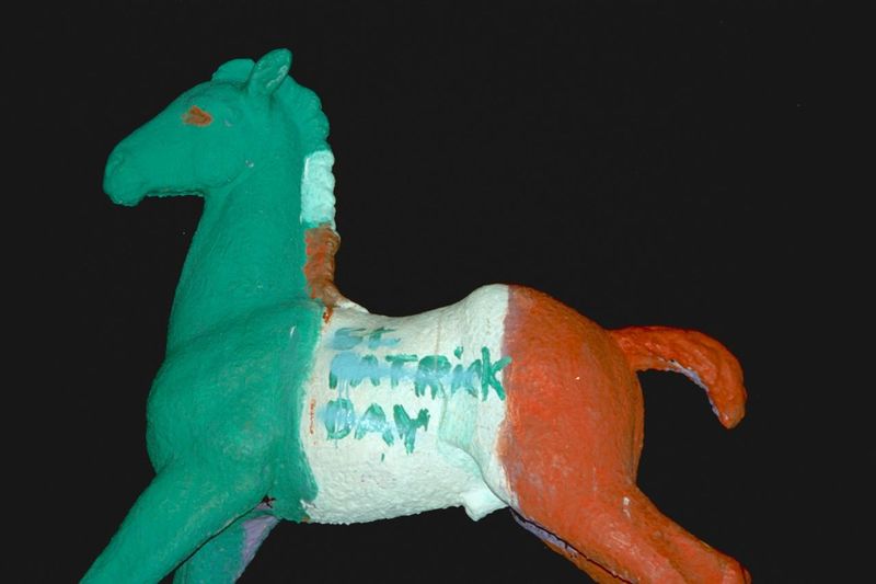 Holbein-Pferd grün, weiß und orange in den irischen Farben zum St. Patrick’s Day, bei Nacht