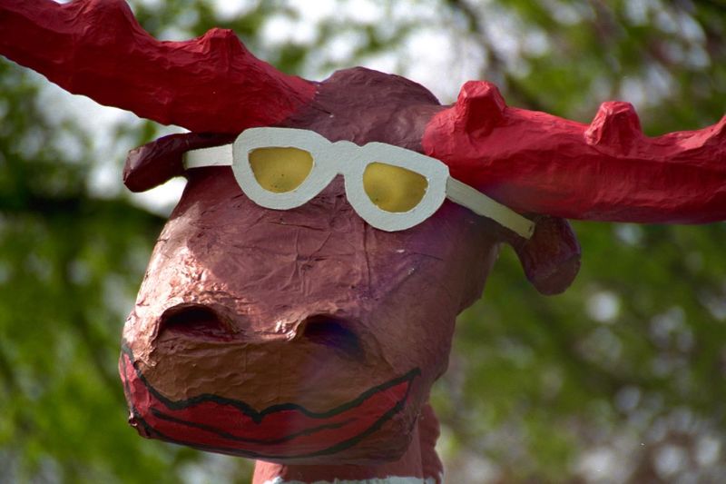 Holbein-Pferd Nahaufnahme: rotes Gesicht mit Elchgeweih und Sonnenbrille, SWF3-Elch