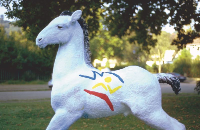 Holbein-Pferd weiß mit Sydney-2000-Logo der Olympischen Spiele