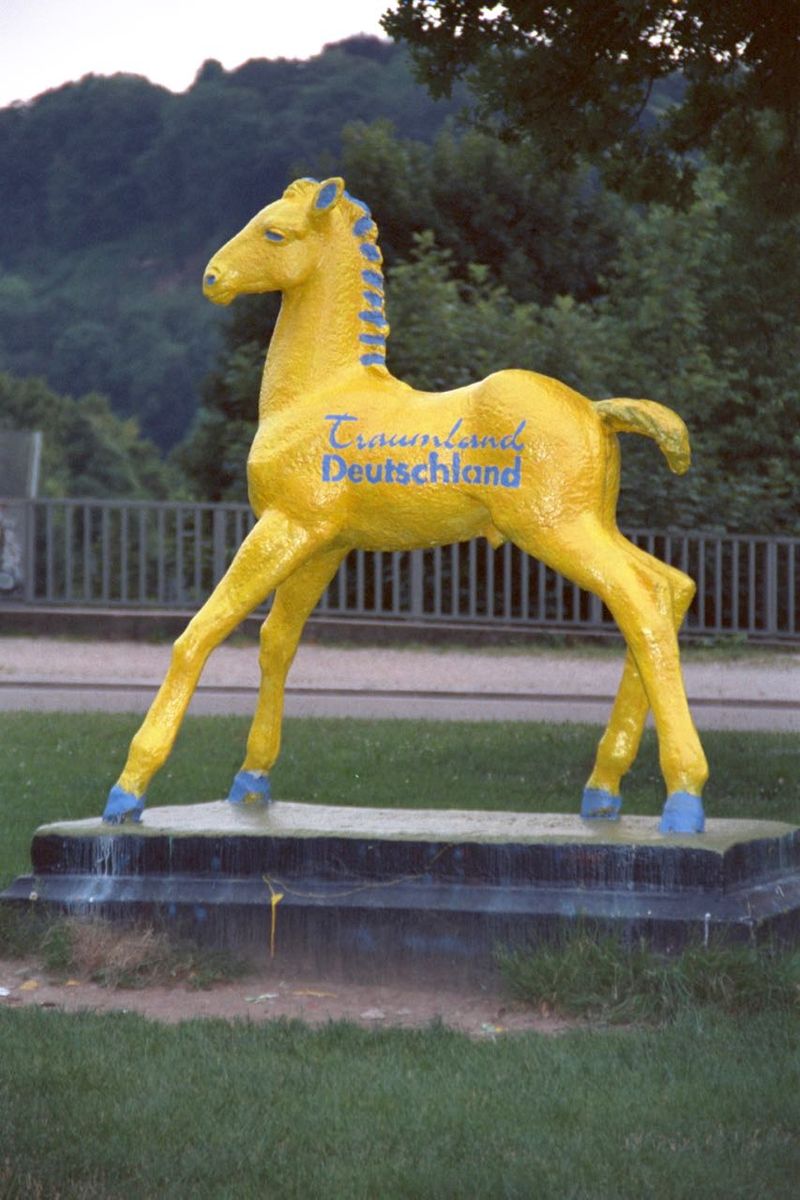 Holbein-Pferd gelb mit blauen Hufen und Schriftzug „Traumland Deutschland“